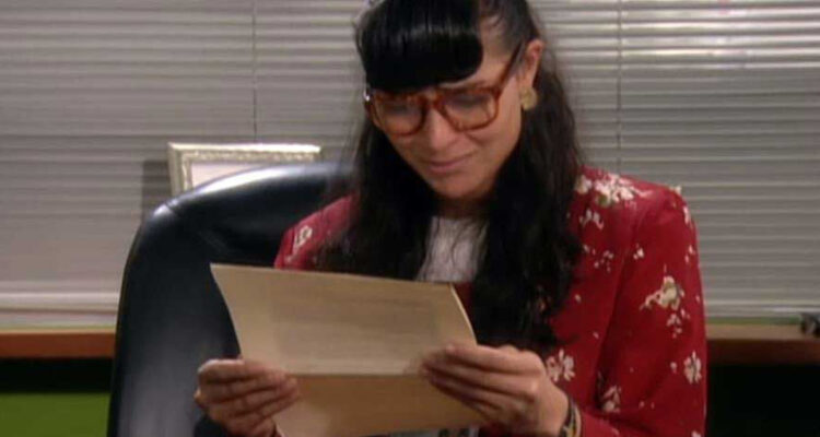 Betty de Yo Soy Betty, La Fea lee la carta de Mario entre lágrimas.