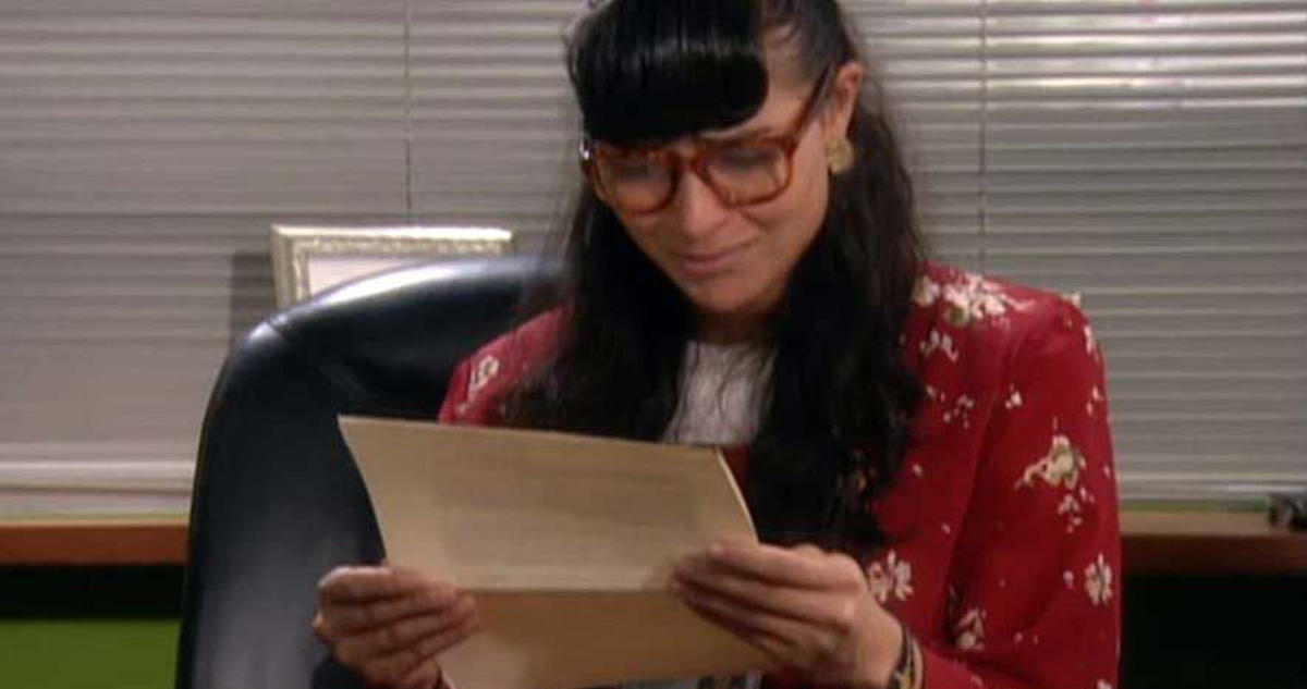 Betty de Yo Soy Betty, La Fea lee la carta de Mario entre lágrimas.