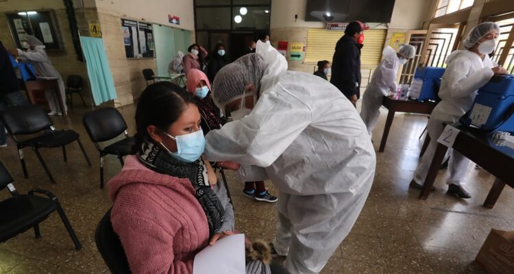 Una mujer recibe la vacuna contra la covid-19 durante una jornada de vacunación, en La Paz (Bolivia).