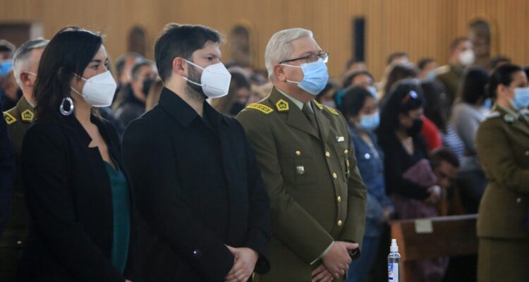 El presidente, Gabriel Boric, llega al responso del carabinero asesinado el dia de ayer en la comuna de Pedro aguirre Cerda.