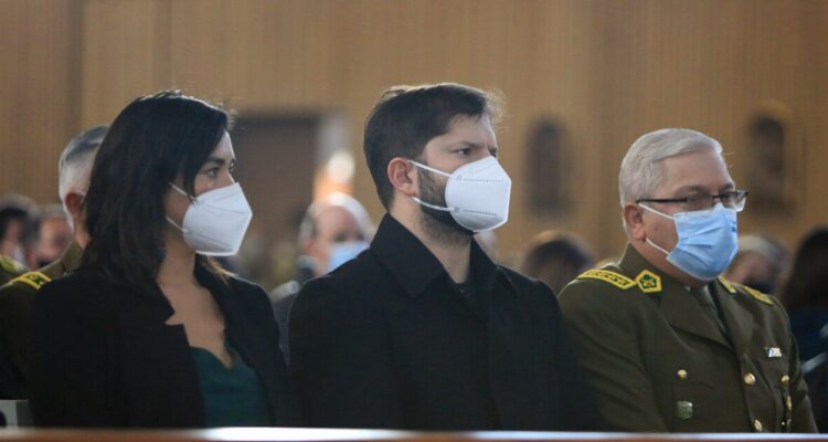 La ministra Siches junto al presidente Boric en el responso fúnebre.