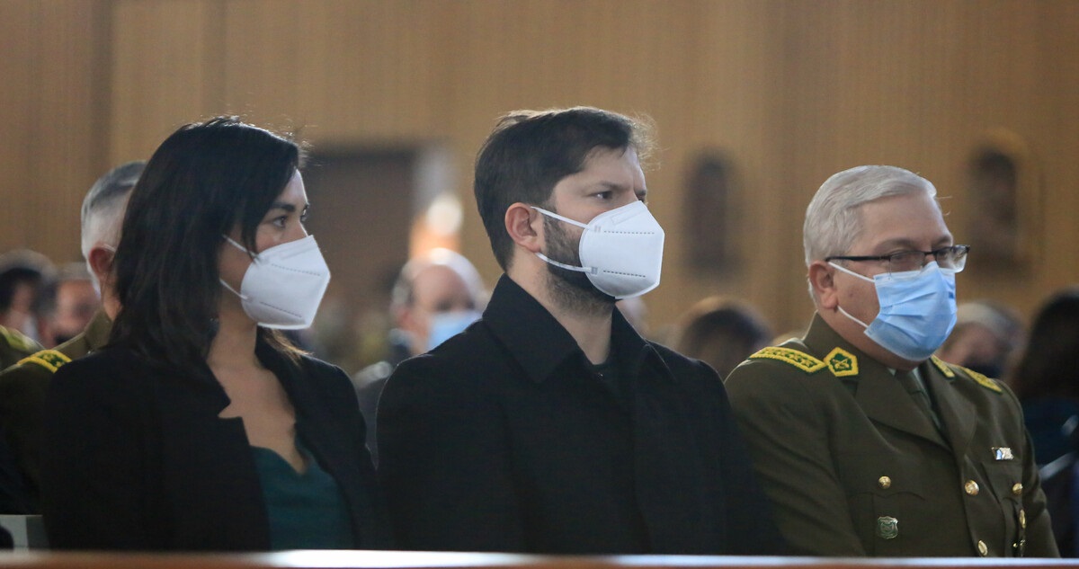 La ministra Siches junto al presidente Boric en el responso fúnebre.