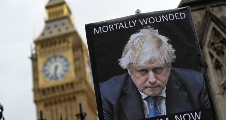 Protestas contra Boris Johnson fuera del parlamento británico.