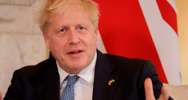 Boris Johnson salva moción de censura con gran mayoría y permanece al frente del gobierno británico