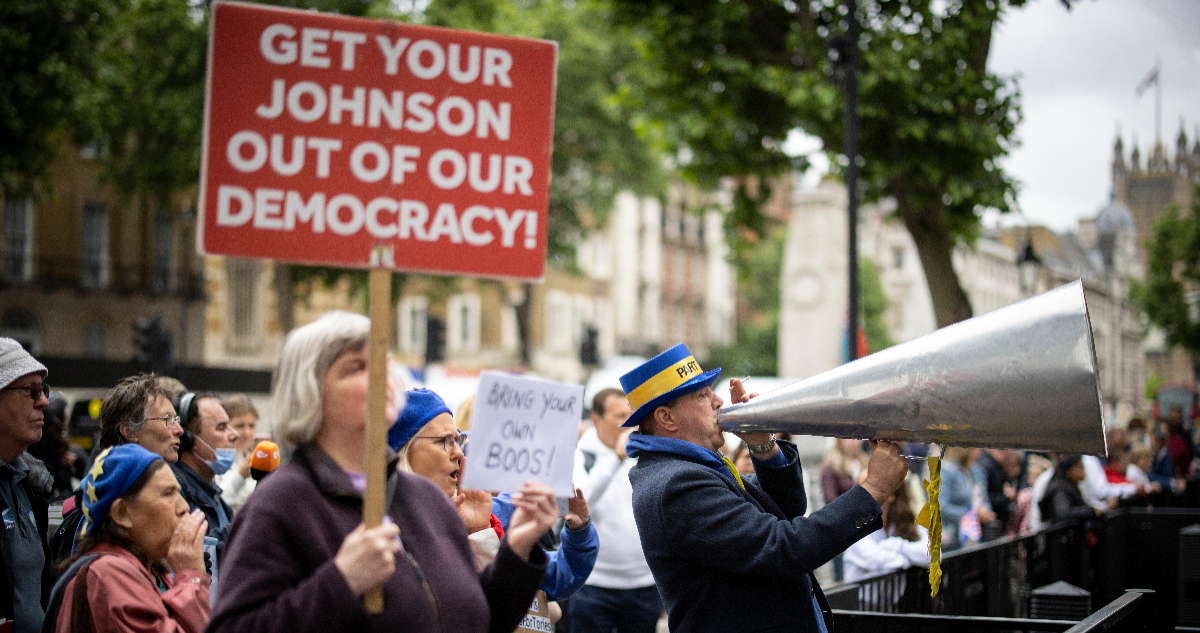 Boris Johnson salva moción de censura con gran mayoría y permanece al frente del gobierno británico