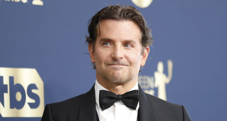 Bradley Cooper en la alfombra roja de los premios Óscar.