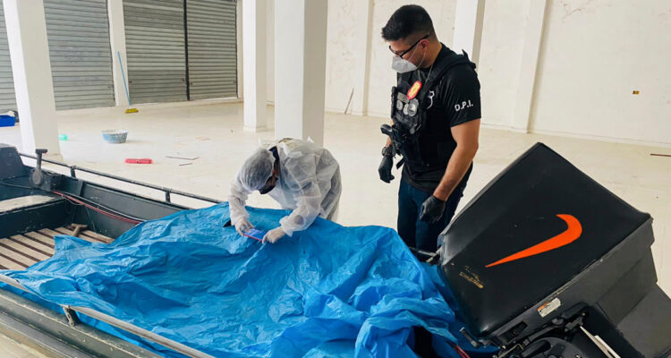 Fotografía cedida por la Policía Federal de Brasil de expertos forenses examinando una embarcación con rastros de sangre de un sospechoso de las desapariciones.