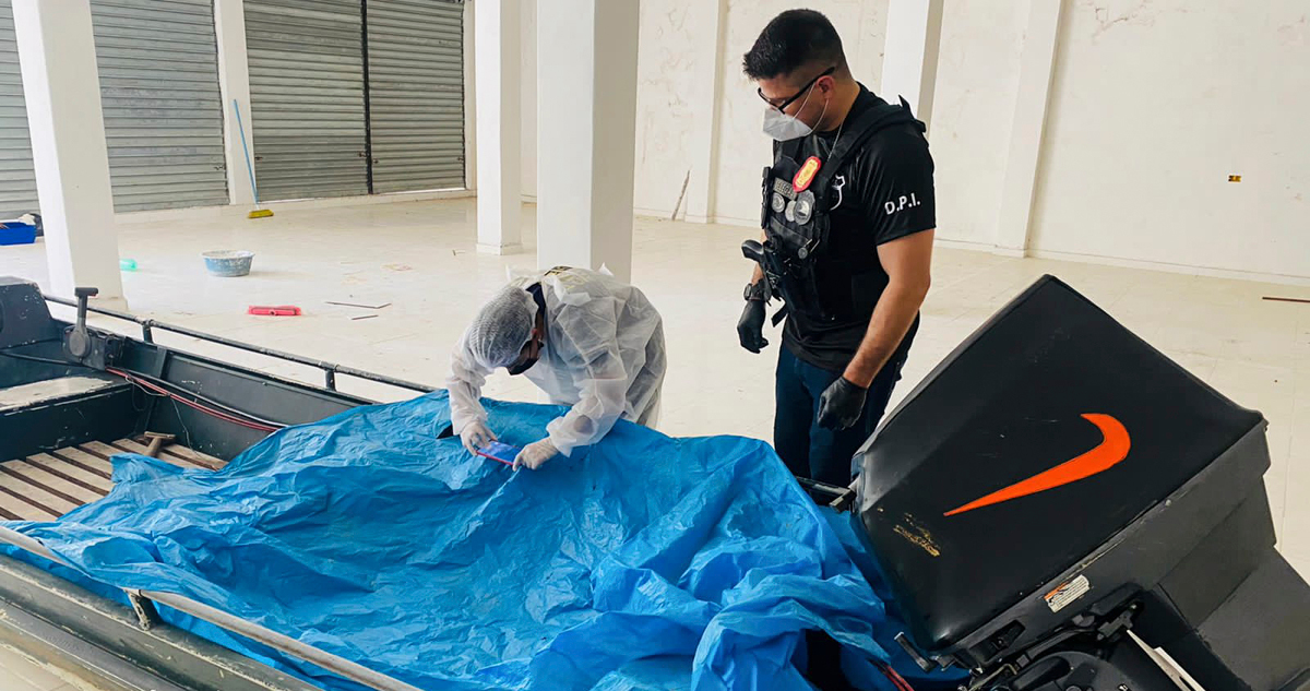 Fotografía cedida por la Policía Federal de Brasil de expertos forenses examinando una embarcación con rastros de sangre de un sospechoso de las desapariciones.