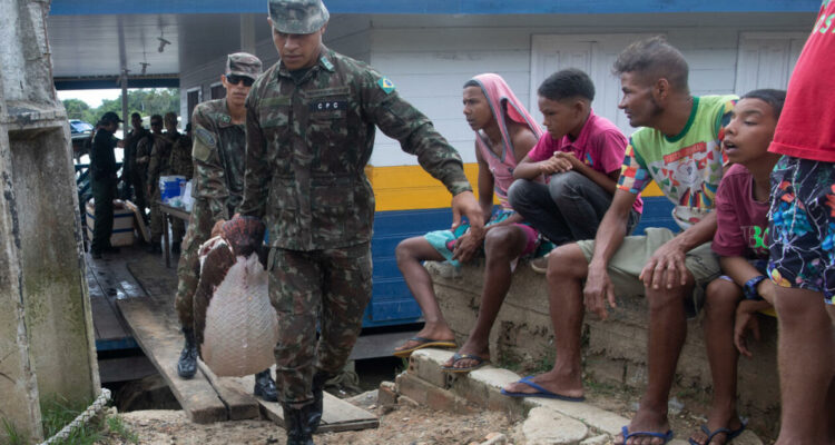 Un pez Pirarucu es incautado por el ejército en medio de la búsqueda de indigenista Bruno Pereira y el periodista Dom Phillips, en el puerto de la ciudad de Atalaia do Norte