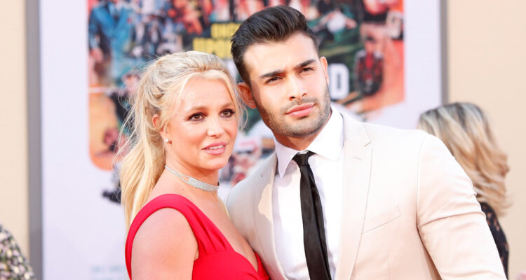 Britney Spears abrazada a Sam Asghari en un evento.