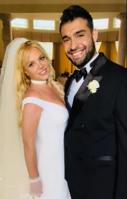 Britney Spears y Sam Asghari abrazados en su boda.