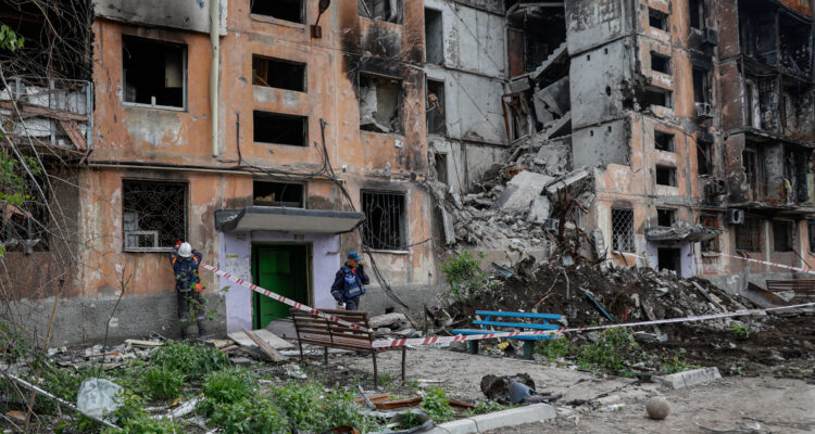 Advierten brote de cólera en devastada ciudad de Mariúpol: cadáveres están entre los escombros