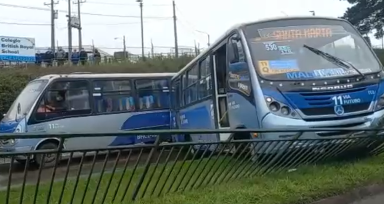 Bus termina sobre el bandejón central en avenida Paicaví de Concepción.