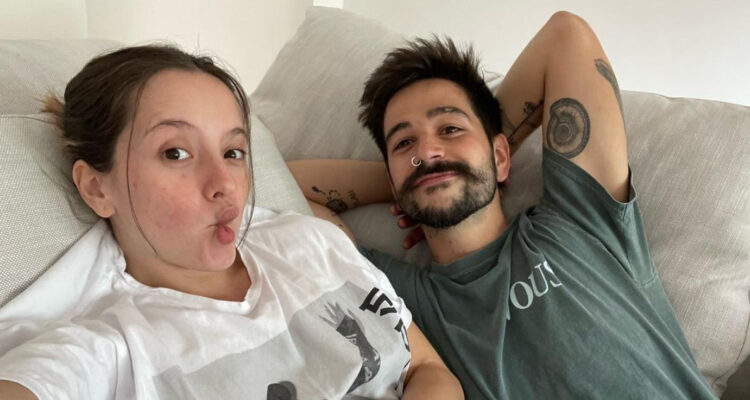 El cantante Camilo y su esposa Evaluna recostados en la cama. La actriz dedicó un especial mensaje a su pareja por el Día del Padre.