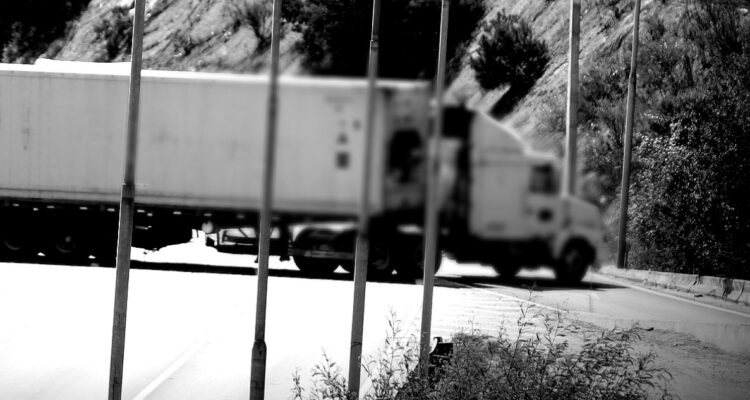 PDI recupera camiones que fueron robados con cargamento de miles de latas de cerveza