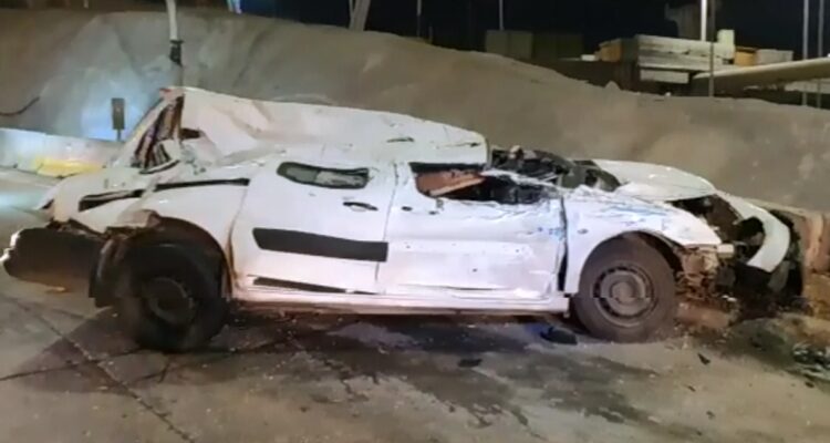 Camión de basura se vuelca en Huechuraba y aplasta a una camioneta