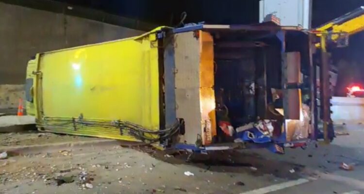 Camión de basura se vuelca en Huechuraba y aplasta a una camioneta: conductor logró sobrevivir