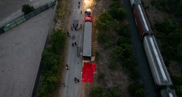 Vista aérea del camión donde fueron encontradas las víctimas.