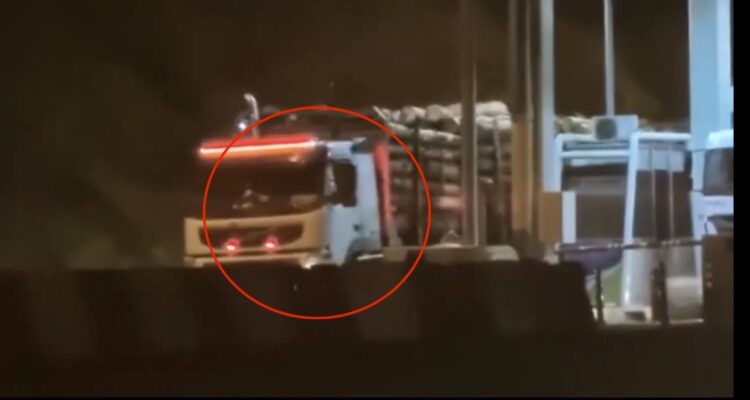 Camiones rompen barreras en peaje