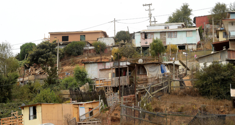 Viña del Mar: más de 90 personas del campamento Manuel Bustos reciben título de dominio de viviendas