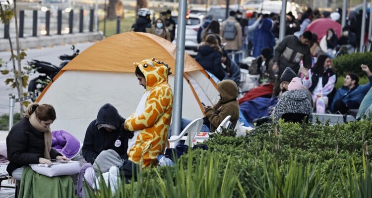 Capitalinos pasan la noche afuera de un mall para lograr un año de sándwiches de pollo gratis en Las Condes
