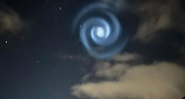 Espiral de luz azul captado en Nueva Zelanda