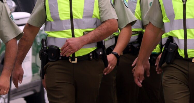 Un teniente y cabo de Carabineros están con arresto: otro funcionario de la institución los denunció