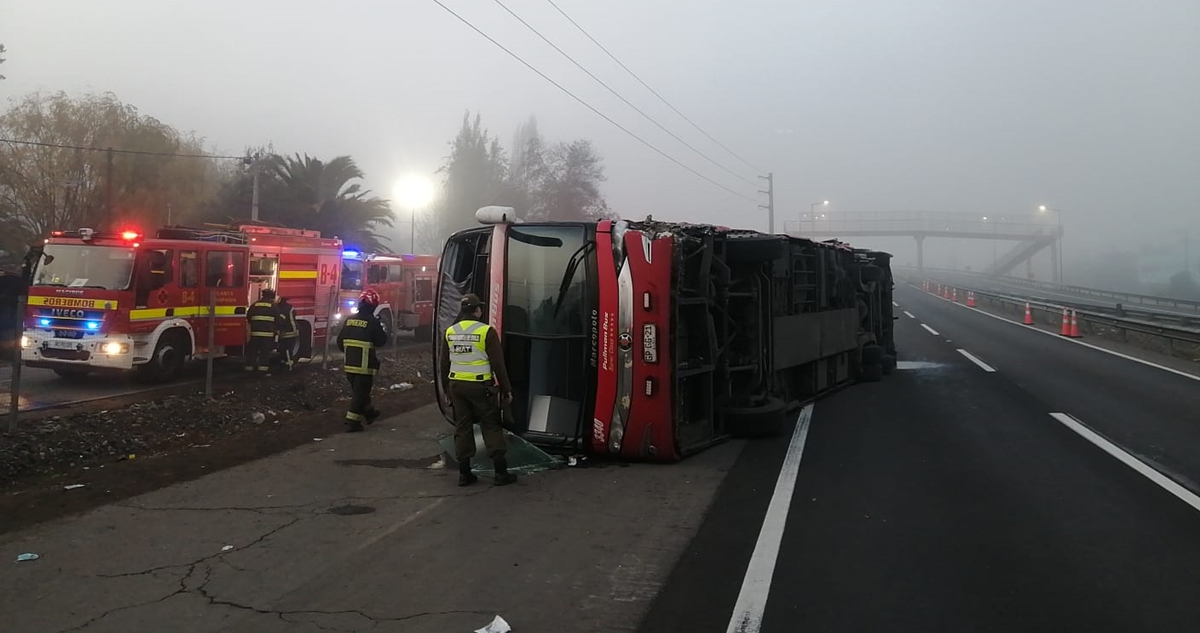 Carabineros entrega versión de chofer de bus volcado en Ruta 5: todo habría ocurrido por una frazada