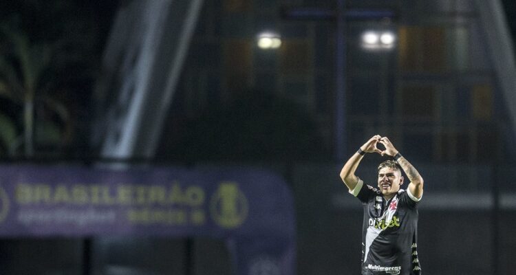 Carlos Palacios celebrando su primer gol con Vasco de Gama.