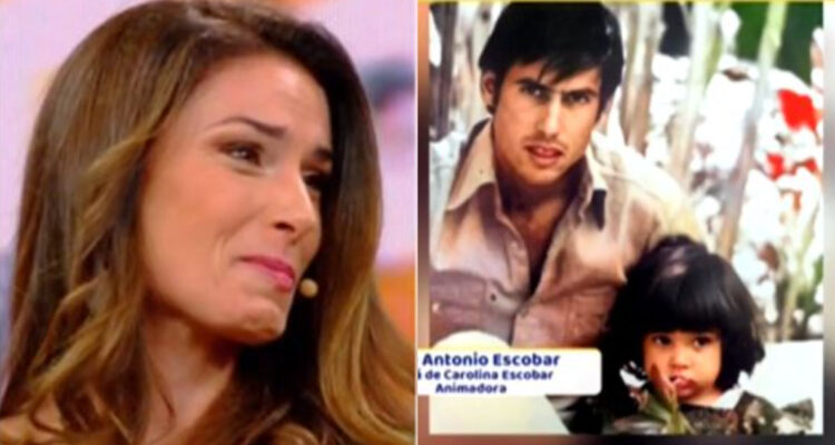 Carolina Escobar emocionada hasta las lágrimas viendo foto de su padre.