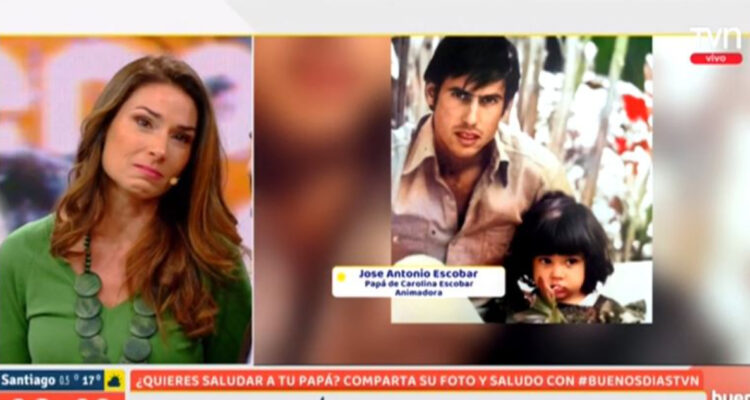 La periodista Carolina Escobar mirando la foto de su padre, aún conmovida.