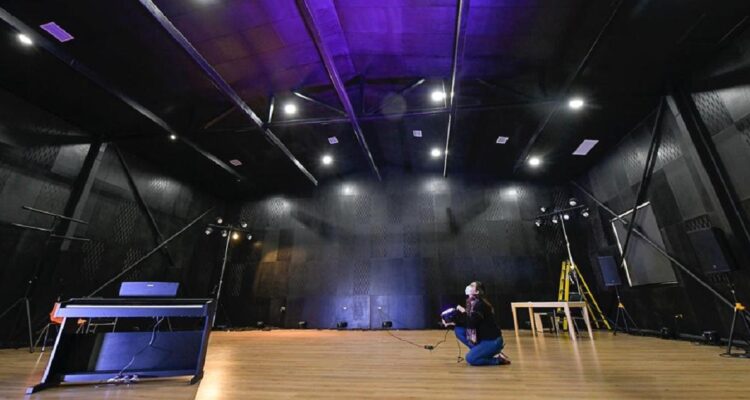 escenario con trabajadora escenica