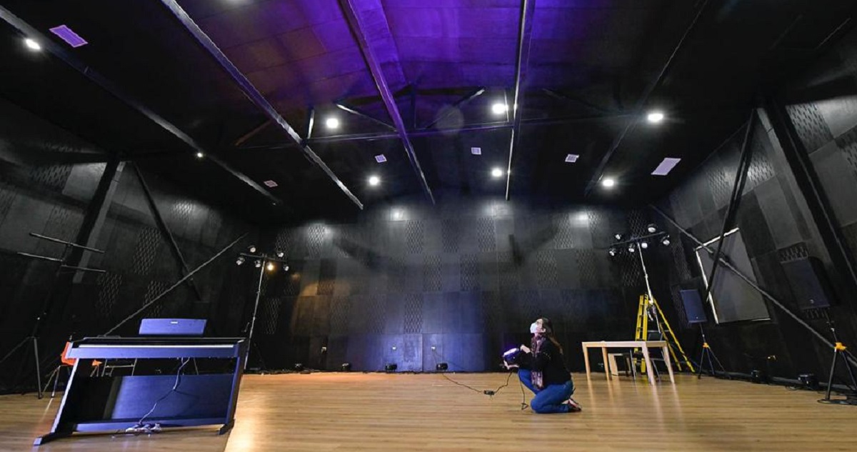 escenario con trabajadora escenica