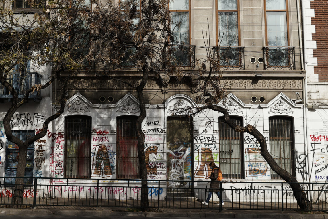 Protestas, pandemia y ambulantes: el camino al abandono del centro de Santiago