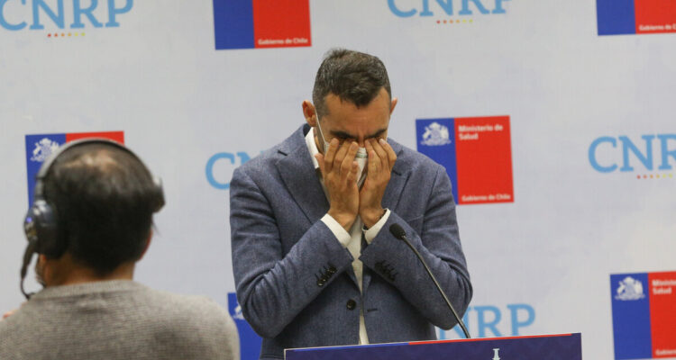 Foto autoridad Minsal y aumento de casos nuevos de covid-19