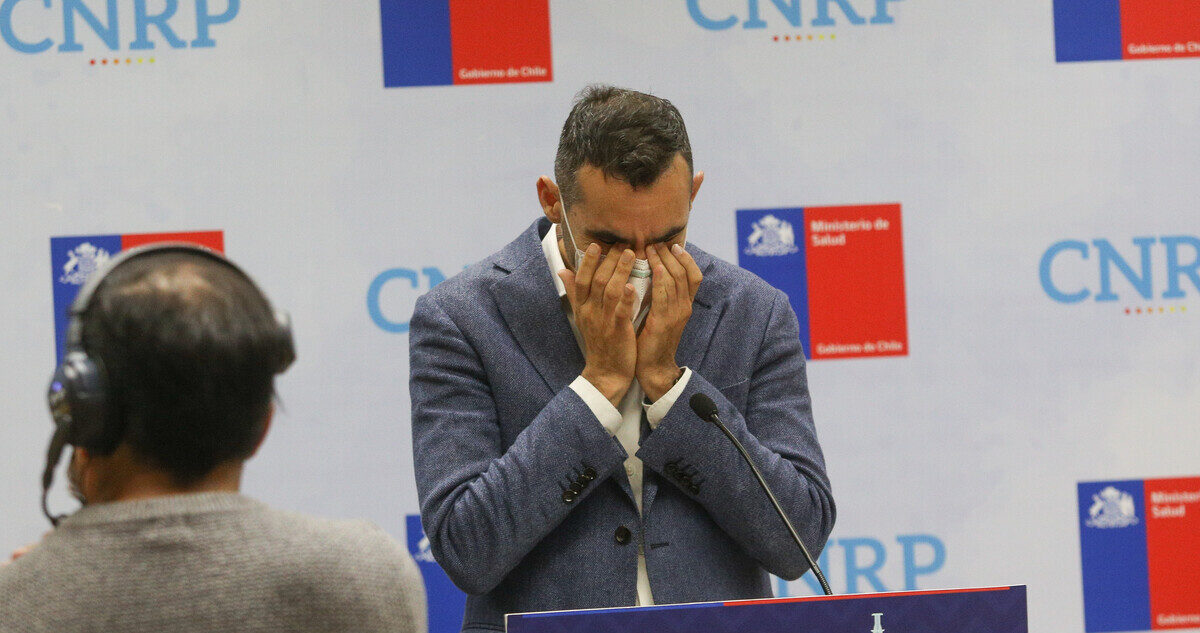 Foto autoridad Minsal y aumento de casos nuevos de covid-19