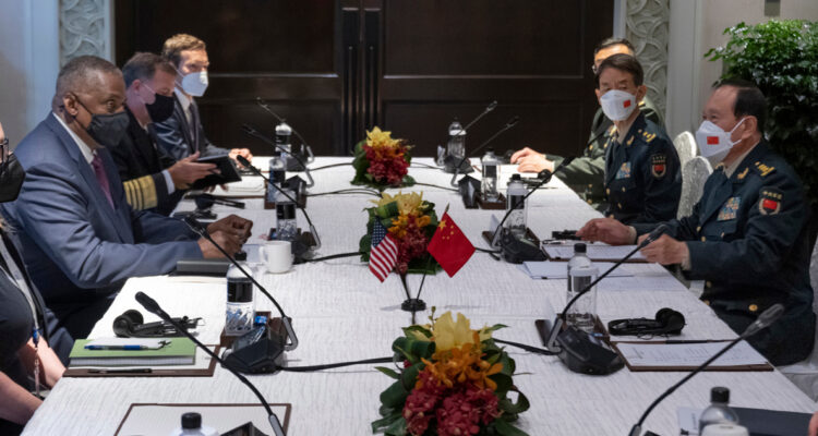 El secretario de Defensa de los EEUU, Lloyd J. Austin III y su contraparte china, Wei Fenghe.