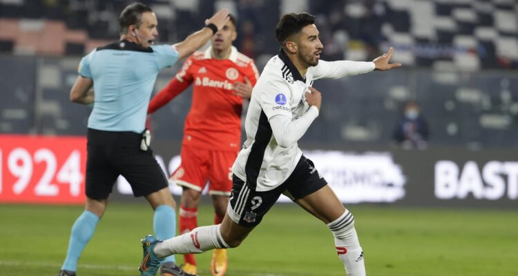 Lucero celebra para Colo Colo ante Internacional por la Sudamericana
