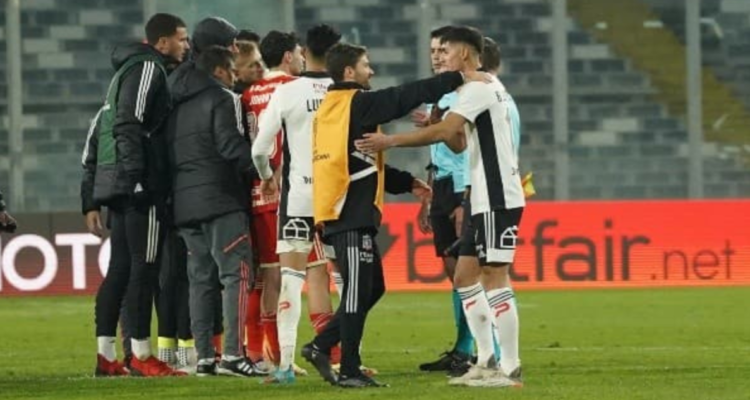 Anulan gol de Internacional de Porto Alegre en la victoria de Colo Colo.
