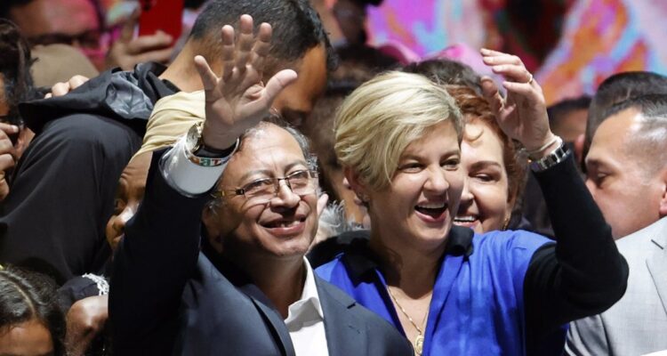 El presidente electo Gustavo Petro asiste con su esposa, y ahora primera dama, Verónica Alcocer, al acto luego de su triunfo.