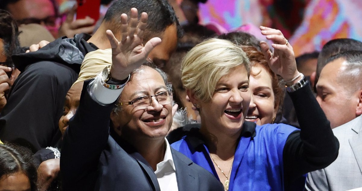 El presidente electo Gustavo Petro asiste con su esposa, y ahora primera dama, Verónica Alcocer, al acto luego de su triunfo.