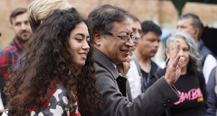 El candidato presidencial colombiano Gustavo Petro, acompañado por su hija Sofía Petro, saluda a sus seguidores después de votar.