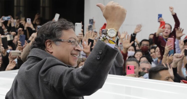 Gustavo Petro saluda a sus simpatizantes tras votar.