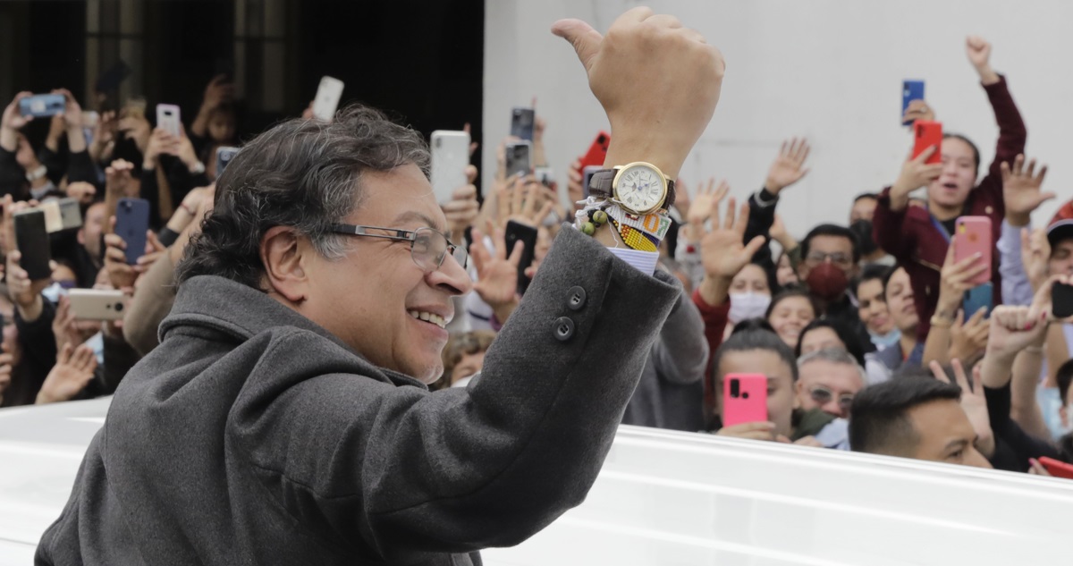 Gustavo Petro saluda a sus simpatizantes tras votar.