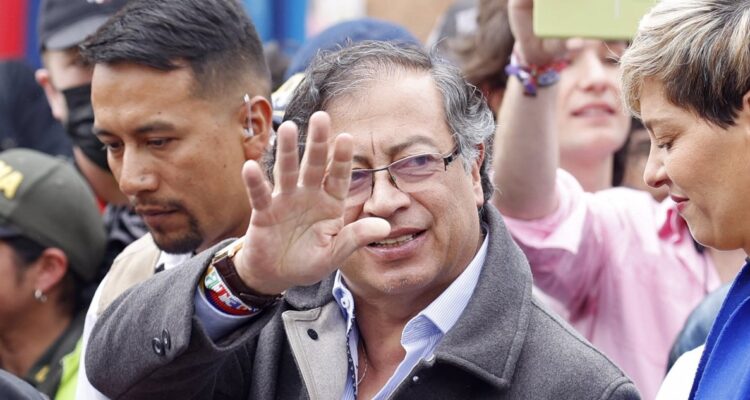Gustavo Petro saluda a sus partidarios tras votar.