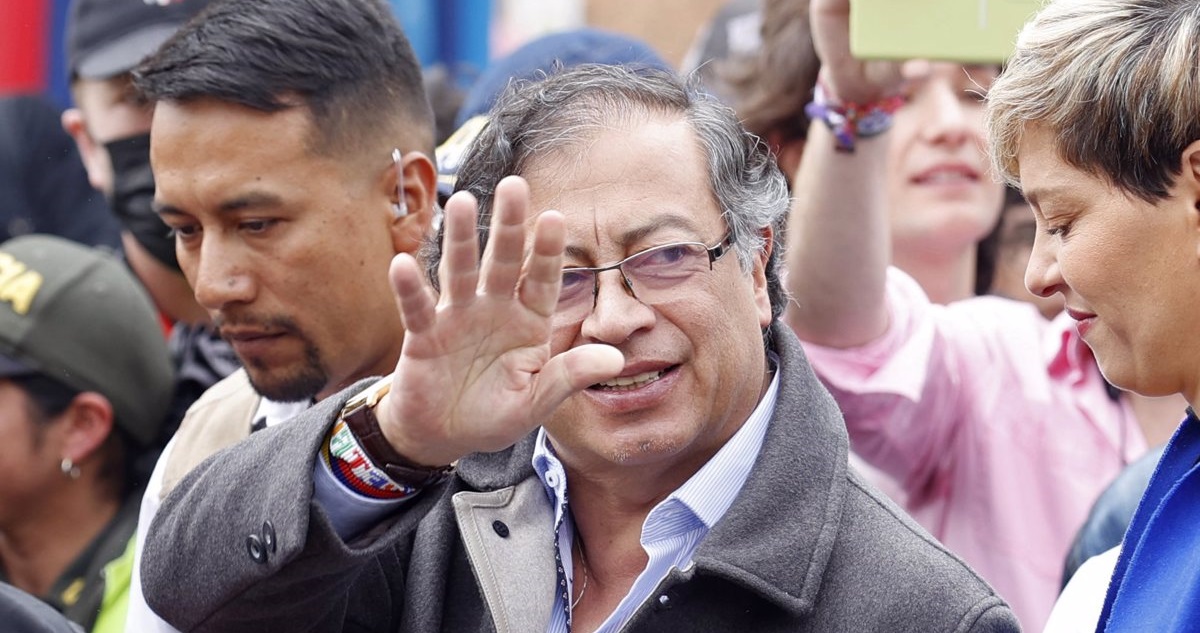 Gustavo Petro saluda a sus partidarios tras votar.