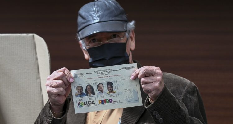 Ciudadanos colombianos residentes en Ecuador votan durante una jornada de elecciones presidenciales hoy, en Quito (Ecuador).