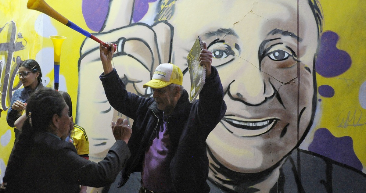 Simpatizantes del candidato presidencial Rodolfo Hernández acuden a la sede de campaña tras la jornada de elecciones a presidente de Colombia.