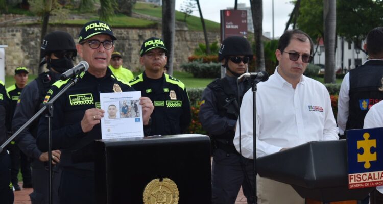 El director general de la Policía Nacional, Jorge Luis Vargas, mientras habla junto al fiscal general de Colombia, Francisco Barbosa.
