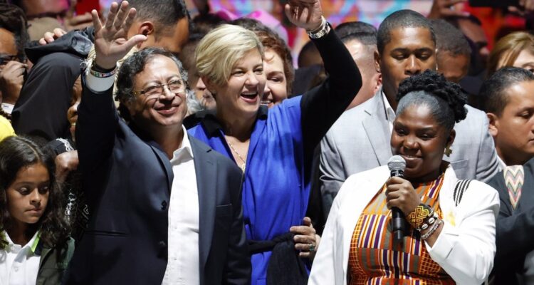 El presidente electo Gustavo Petro asiste con su esposa, y ahora primera dama, Verónica Alcocer, y su formula a la vicepresidencia, Francia Márquez, al acto luego del triunfo.